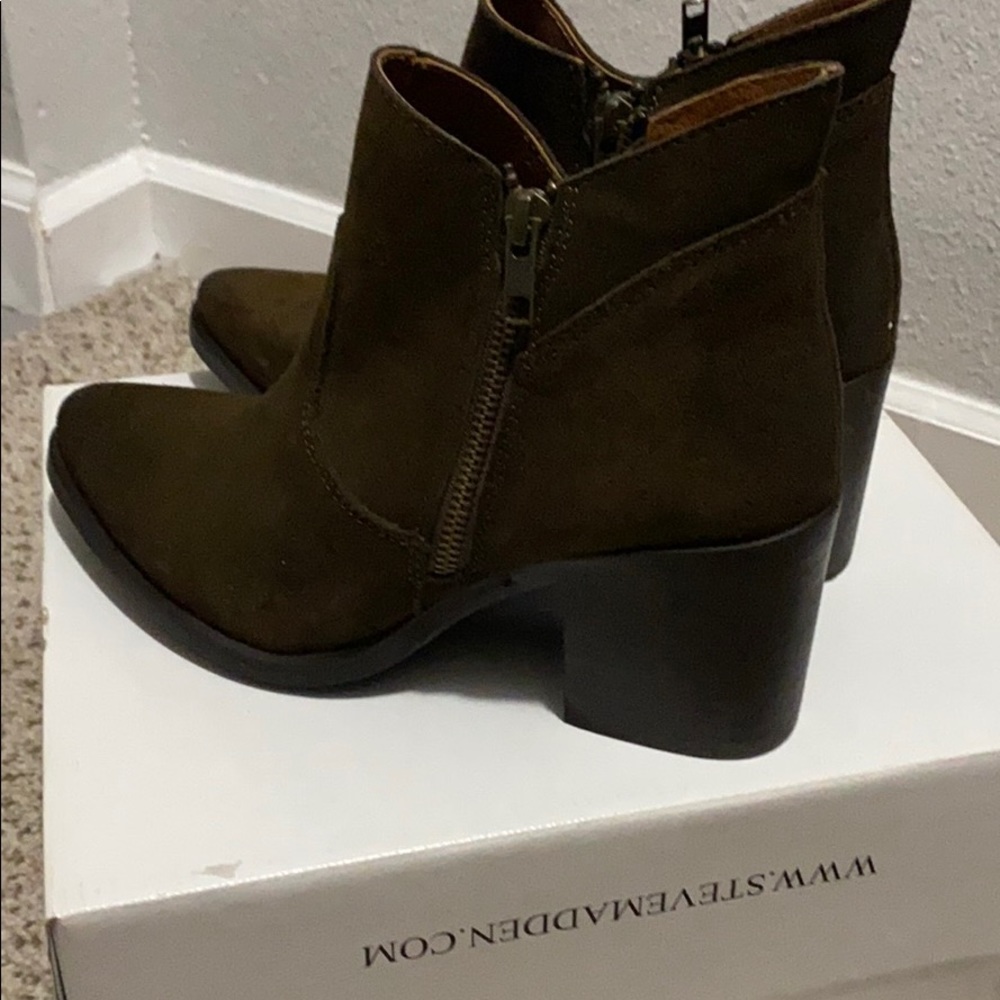 Never Worn Dark Green Steve Madden Ankle Boots!!